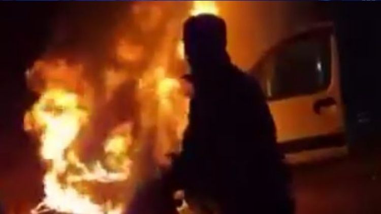 Yanan araçtan 5 kişilik aileyi kurtardı... Bakan Tunç: Takdire şayan