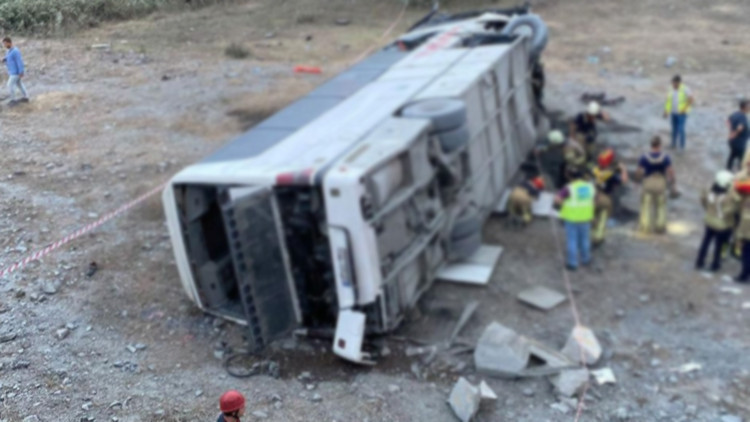 Yolcu otobüsü devrildi: 2 ölü, 21 yaralı