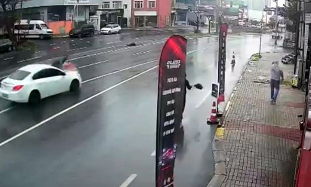 Avcılar'da alışverişten dönen yayaya otomobil çarptı! Kaza anı kamerada