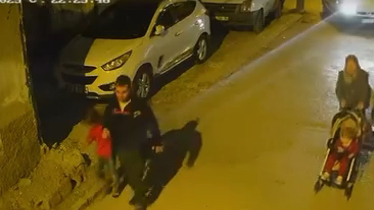 Çocuğun kafasını otomobile çarptı sonra yere fırlattı