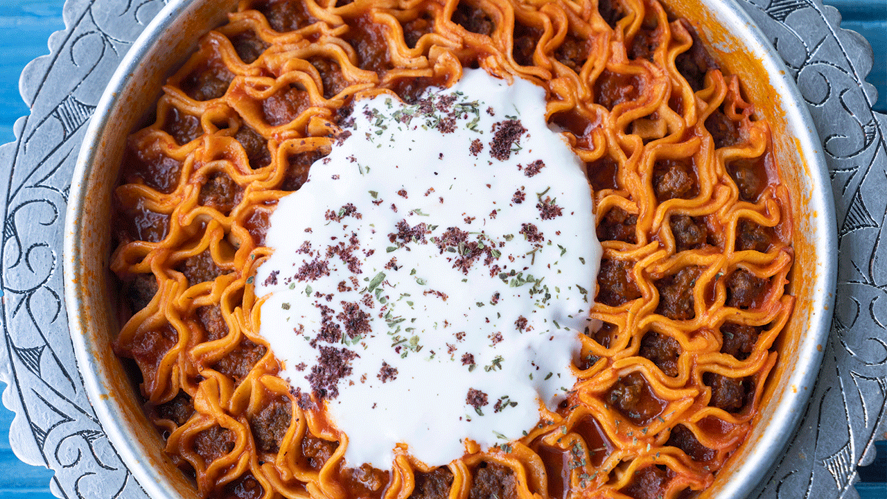 Tepsi mantısı nasıl yapılır Tepsi mantısı tarifi ve püf noktaları