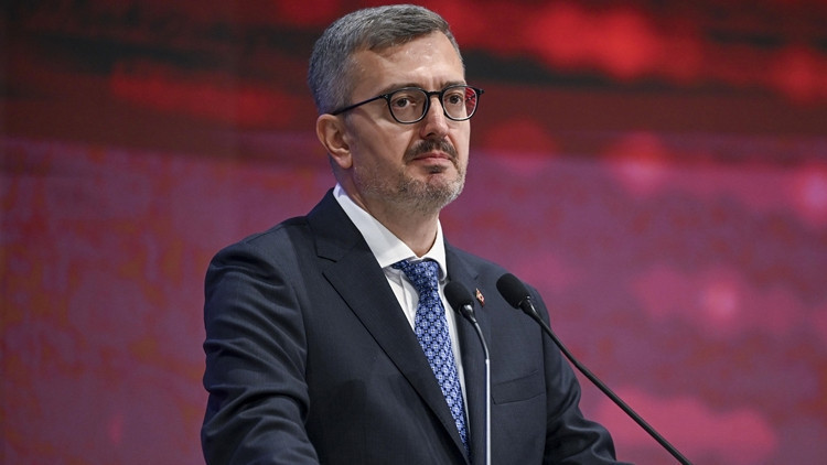 Cumhurbaşkanlığı İletişim Başkanı Burhanettin Duran, dünya şampiyonu olan milli karateci Şamdan'ı kutladı