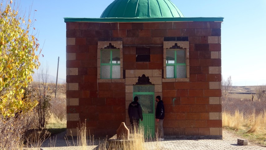  Altın bulmak için talan edip insan kemiklerini çıkardılar