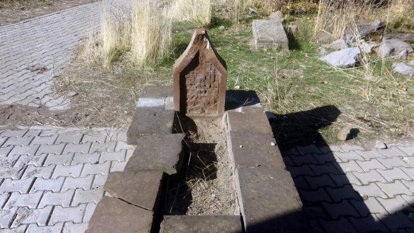  Altın bulmak için talan edip insan kemiklerini çıkardılar