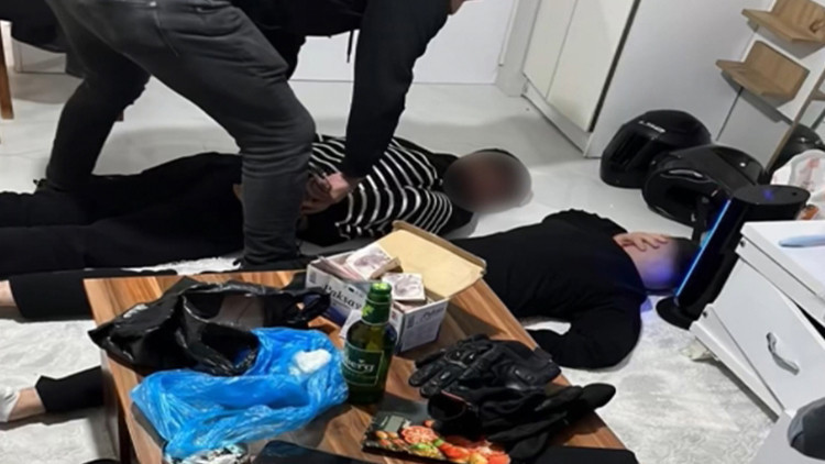 Sarıyer’de rezidanstaki daireye operasyon: Uyuşturucu ve silah çıktı; 2 şüpheli tutuklandı