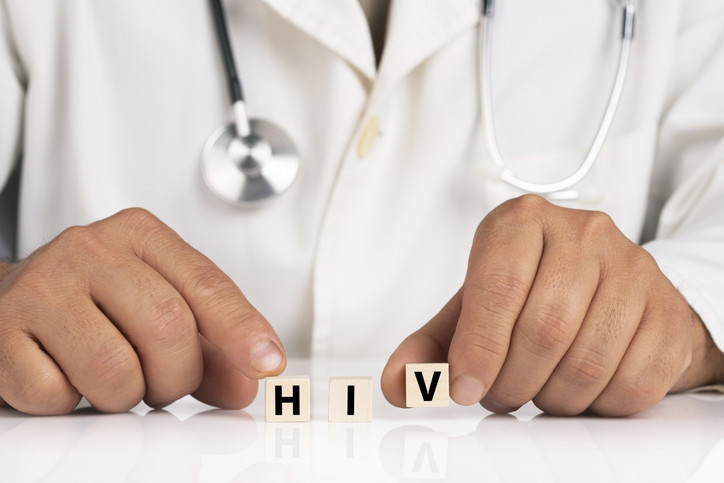 HIV pozitif olan biri ailesine ya da iş yerine söylemek zorunda mı