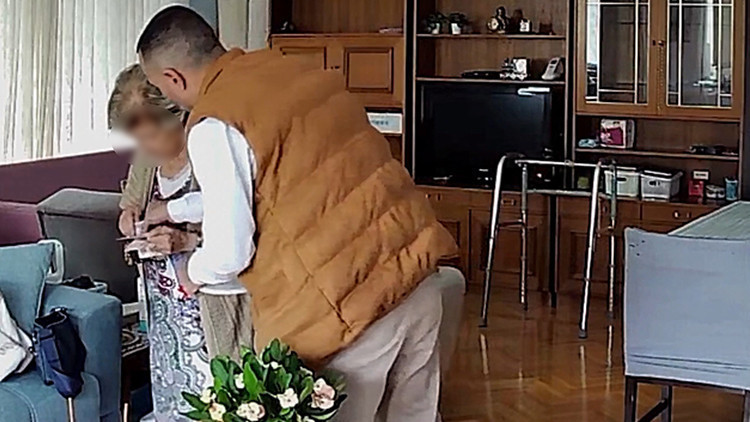 Ne utanma var ne sıkılma! Yaşlı kadınları hedef alıyorlardı: Evdeki güvenlik kamerasına yakalandı