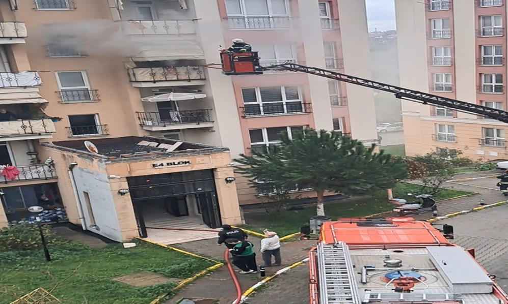 İtfaiye erinden can pazarında büyük fedakarlık: Duman altında maskesini verdi