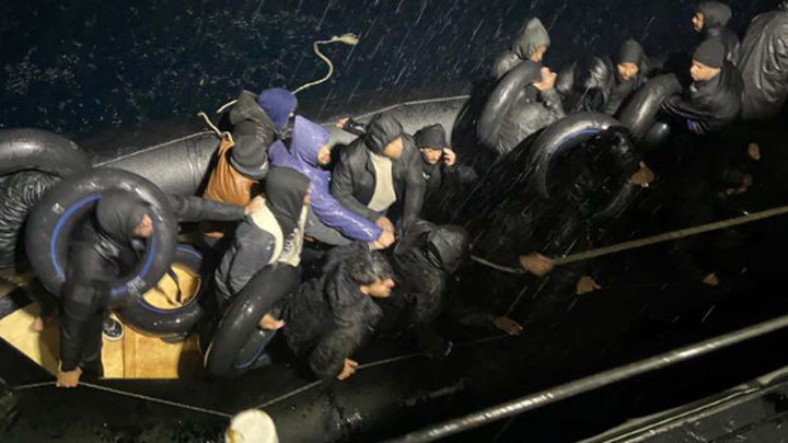 İzmir'de lastik botta sürüklenen göçmenler kurtarıldı