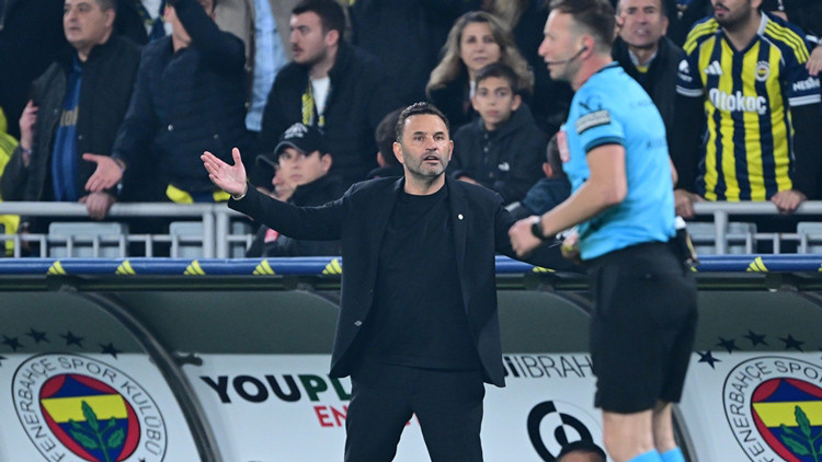 Okan Buruk, derbide devre arasında sarı kart gördü!