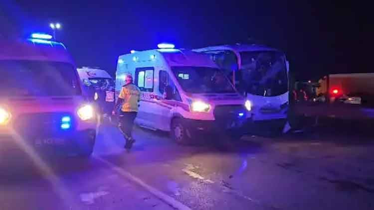 Mahkum taşıyan midibüsün de karıştığı zincirleme kazada 23 kişi yaralandı