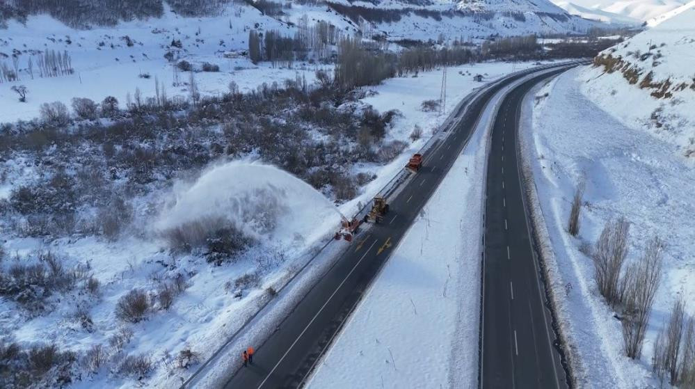 Lapa lapa kar yağışı başladı: Evler kısa sürede beyaza büründü