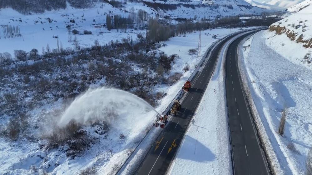 Lapa lapa kar yağışı başladı: Evler kısa sürede beyaza büründü