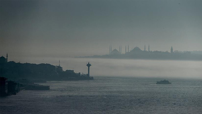 İstanbul'da boğaz trafiğine sis engeli