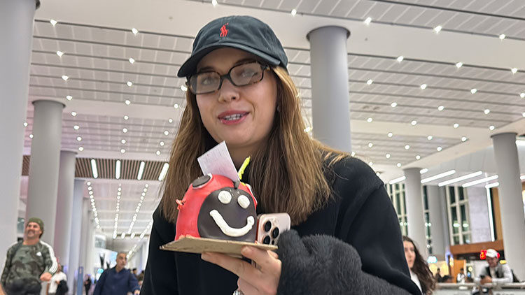 Afra Saraçoğlu'na doğum günü sürprizi