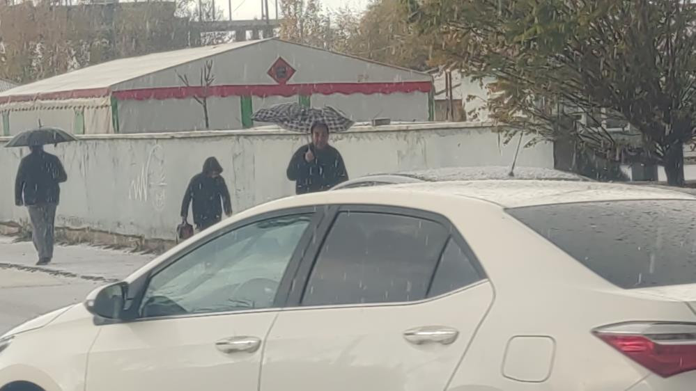 Lapa lapa kar yağışı başladı: Evler kısa sürede beyaza büründü