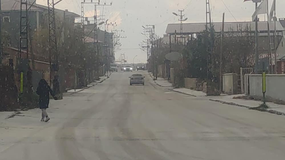 Lapa lapa kar yağışı başladı: Evler kısa sürede beyaza büründü