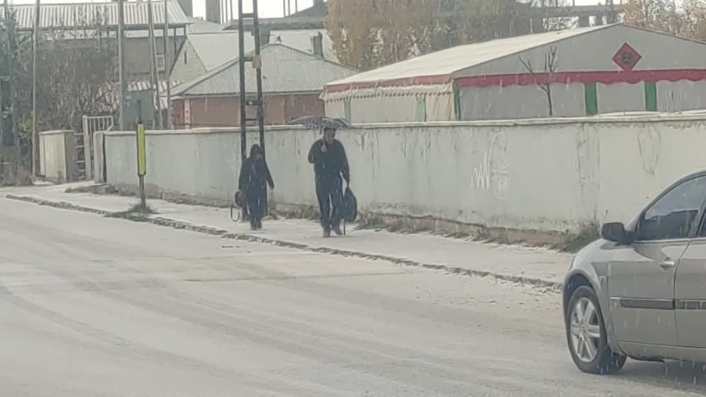 Lapa lapa kar yağışı başladı: Evler kısa sürede beyaza büründü