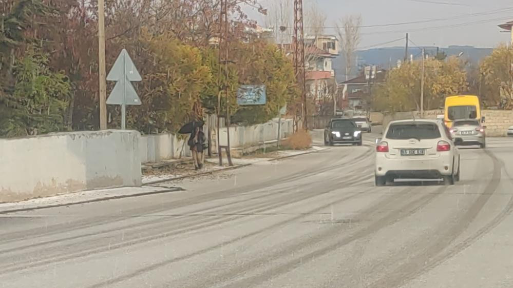 Lapa lapa kar yağışı başladı: Evler kısa sürede beyaza büründü