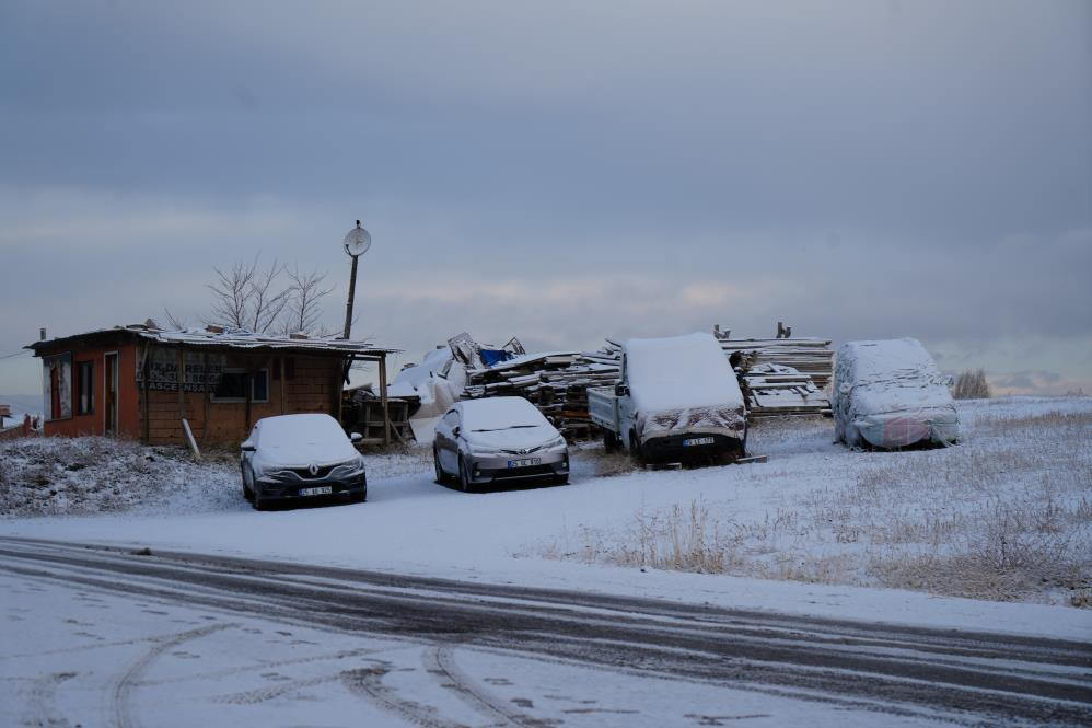 Lapa lapa kar yağışı başladı: Evler kısa sürede beyaza büründü
