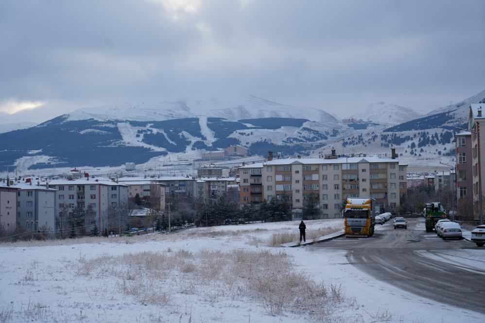 Lapa lapa kar yağışı başladı: Evler kısa sürede beyaza büründü