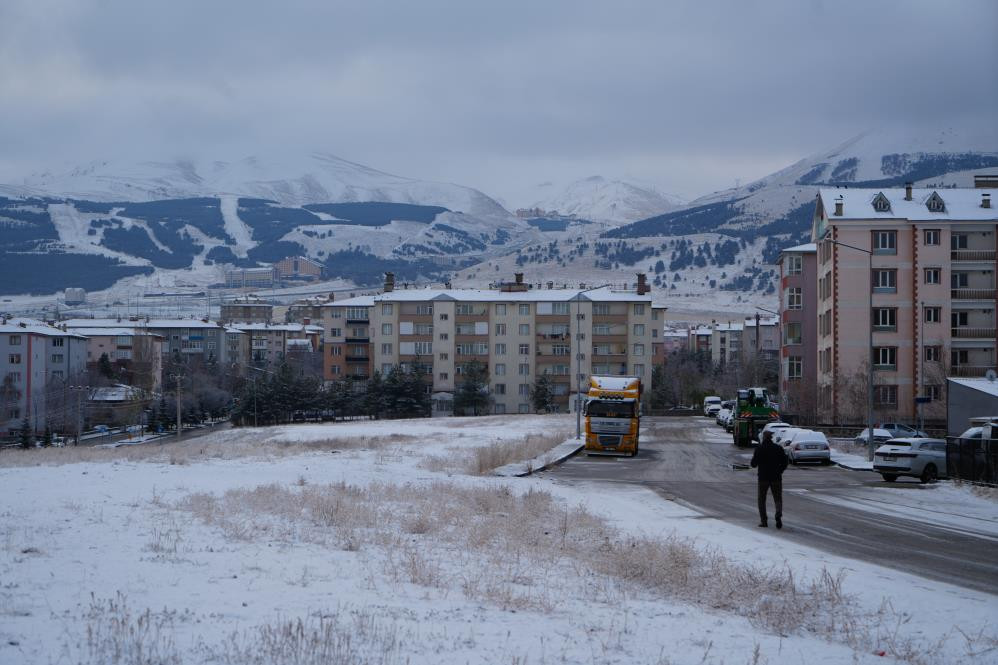 Lapa lapa kar yağışı başladı: Evler kısa sürede beyaza büründü