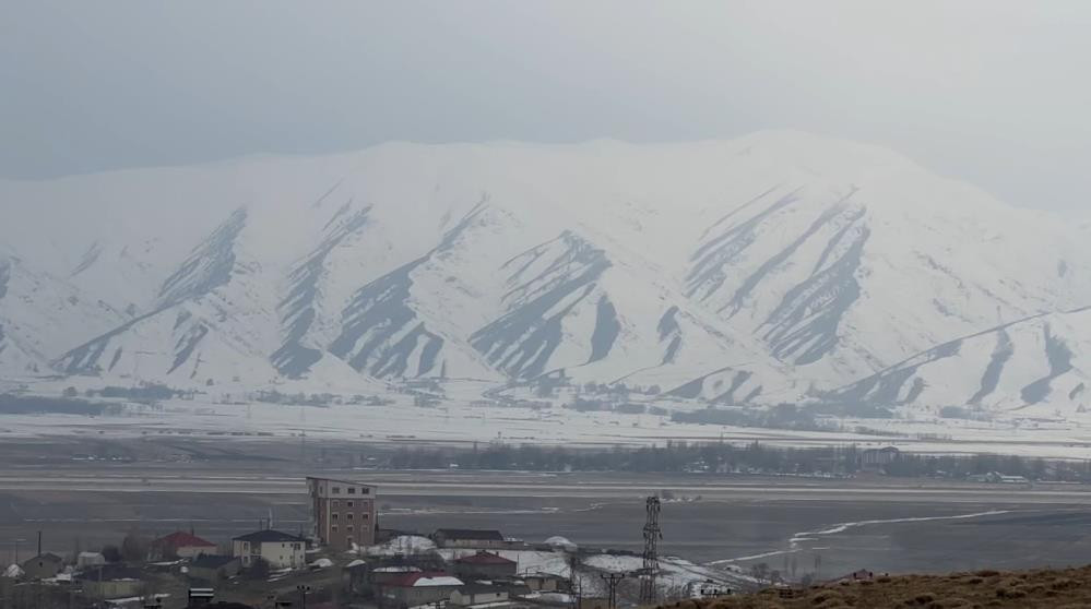 Lapa lapa kar yağışı başladı: Evler kısa sürede beyaza büründü