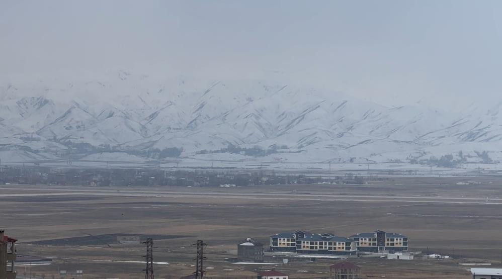 Lapa lapa kar yağışı başladı: Evler kısa sürede beyaza büründü