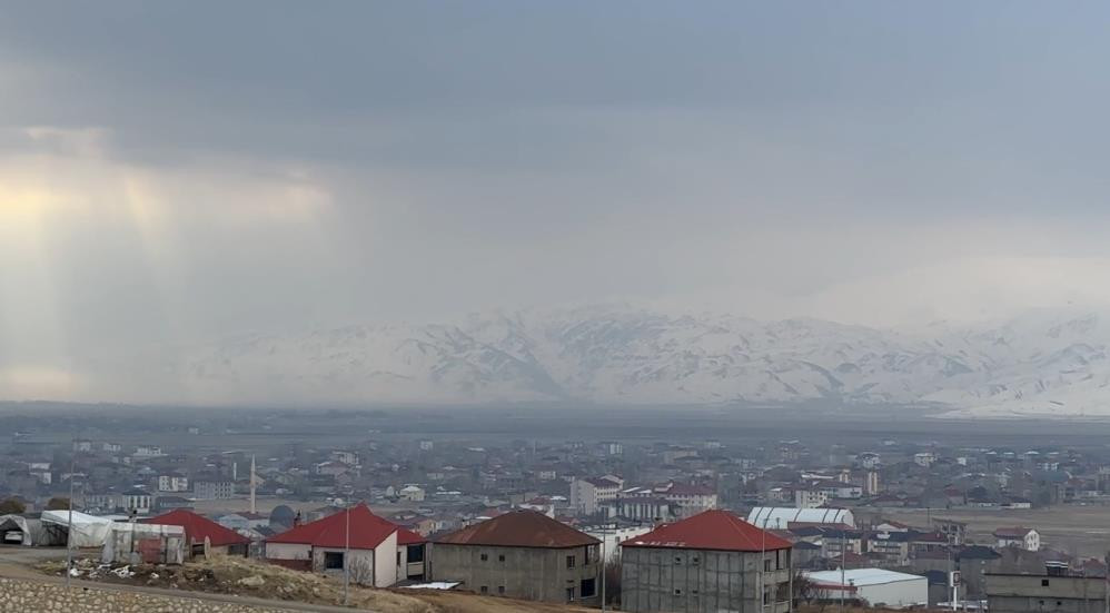 Lapa lapa kar yağışı başladı: Evler kısa sürede beyaza büründü