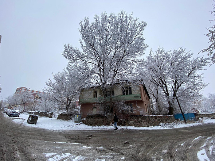 Lapa lapa kar yağışı başladı: Evler kısa sürede beyaza büründü