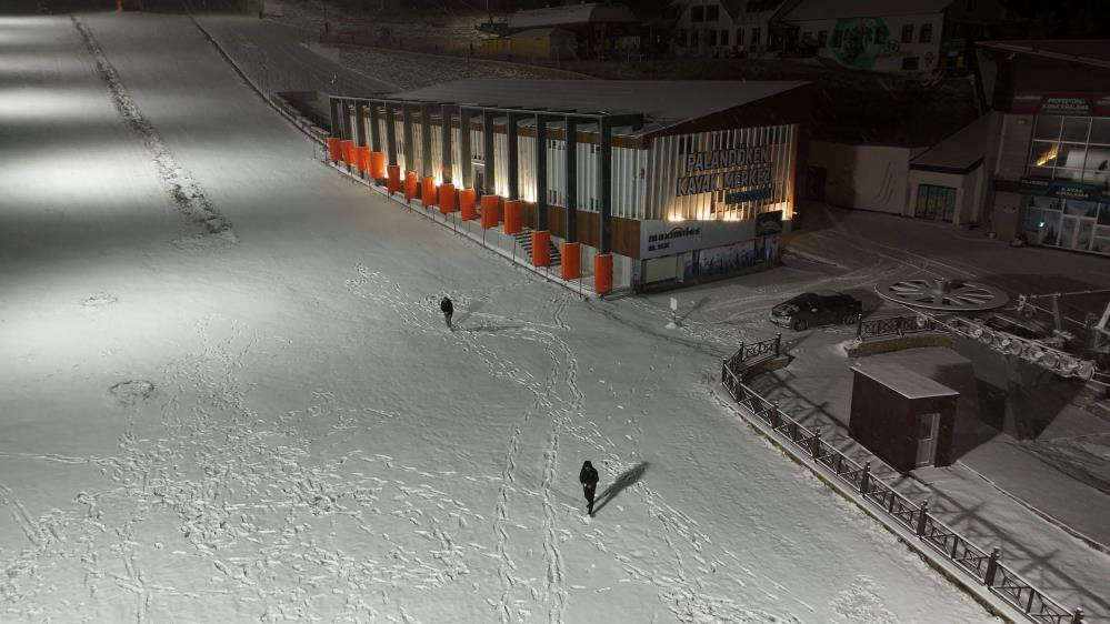 Lapa lapa kar yağışı başladı: Evler kısa sürede beyaza büründü