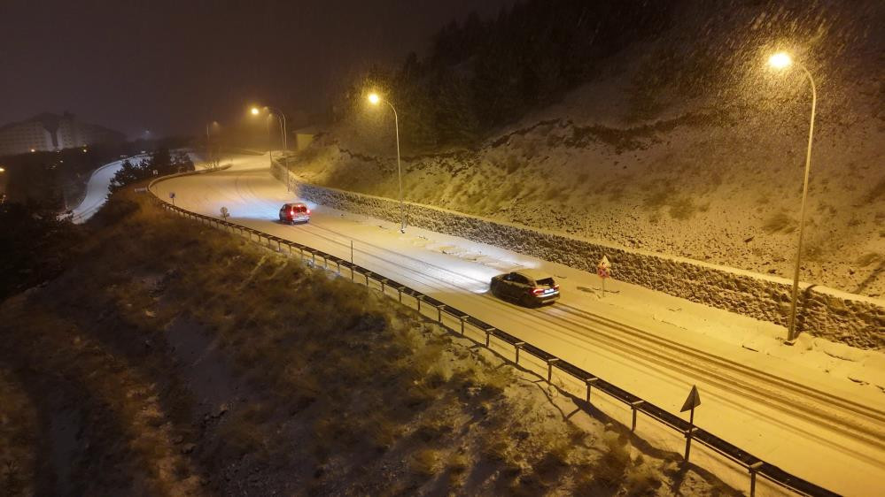Lapa lapa kar yağışı başladı: Evler kısa sürede beyaza büründü