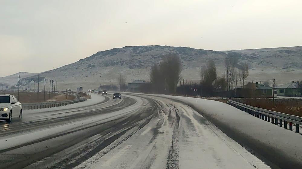 Lapa lapa kar yağışı başladı: Evler kısa sürede beyaza büründü