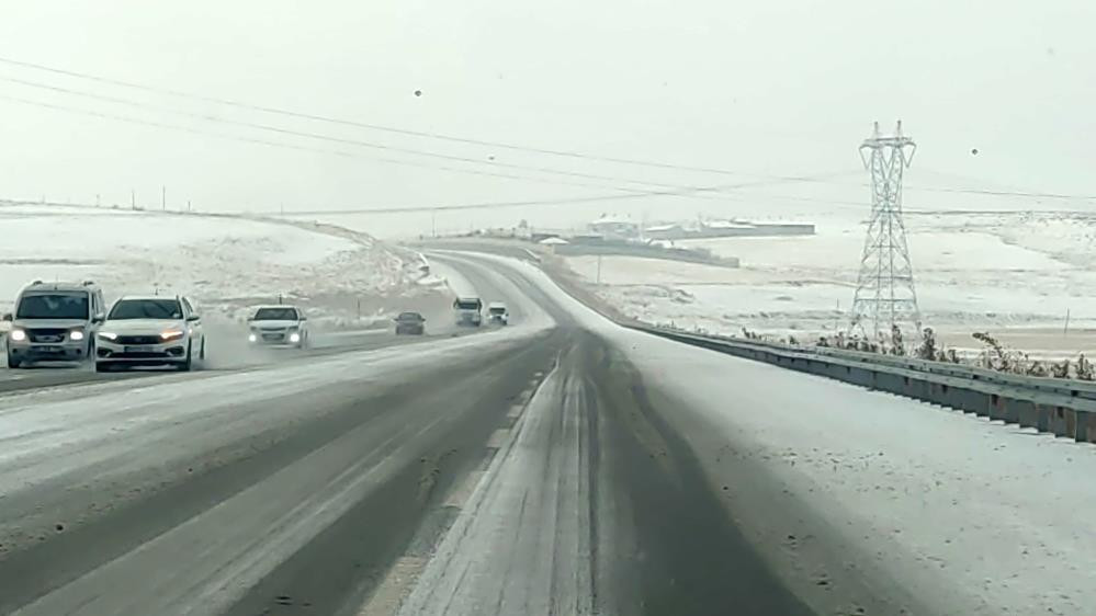 Lapa lapa kar yağışı başladı: Evler kısa sürede beyaza büründü