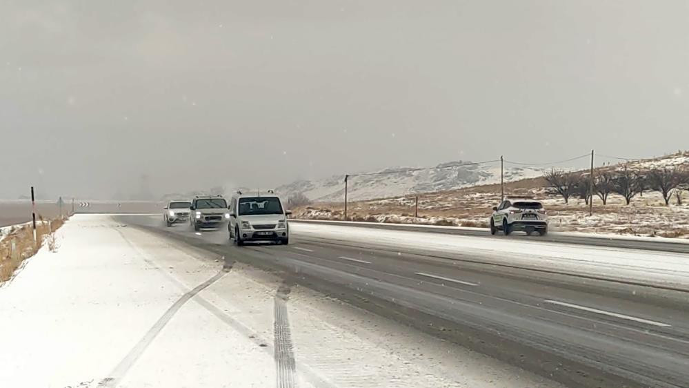 Lapa lapa kar yağışı başladı: Evler kısa sürede beyaza büründü