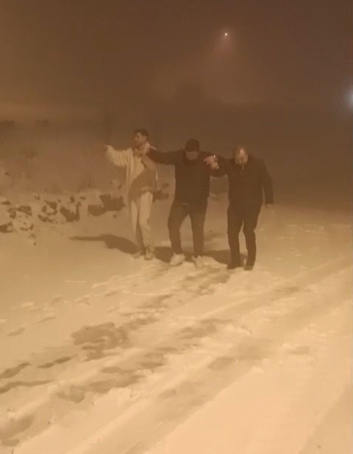 Lapa lapa kar yağışı başladı: Evler kısa sürede beyaza büründü