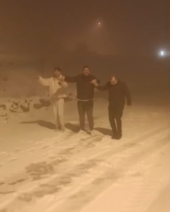 Lapa lapa kar yağışı başladı: Evler kısa sürede beyaza büründü