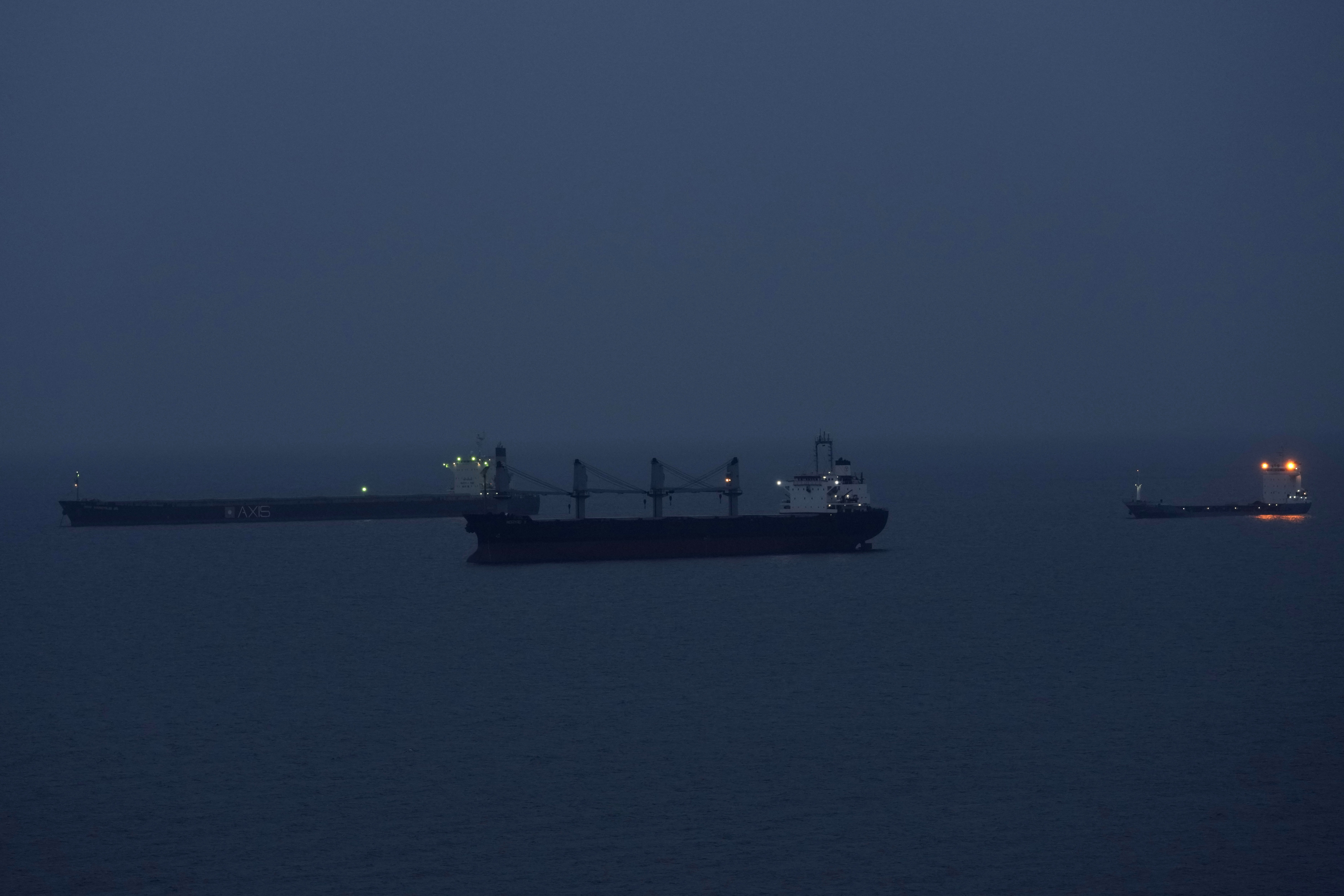 Uzmanlar Ukrayna'nın son dönemlerde artan SİDA saldırılarının Karadeniz'in geneli için anlamını, savaşın seyrine etkisini ve Türkiye'nin karşılaşabileceği olası senaryoları Hürriyet'e anlattı...