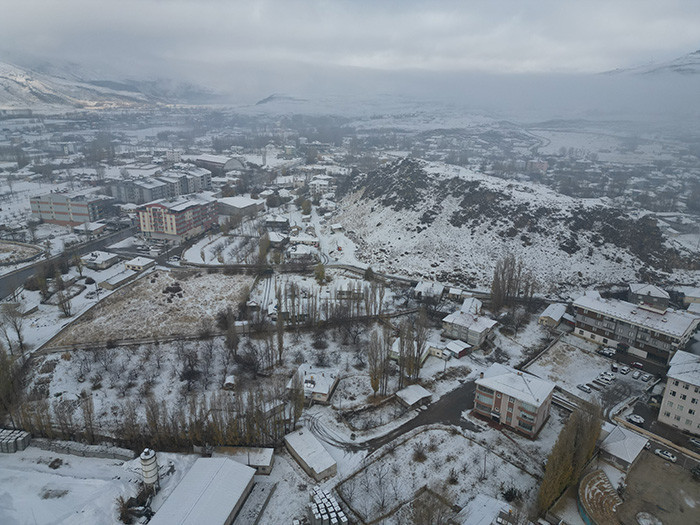 Lapa lapa kar yağışı başladı: Evler kısa sürede beyaza büründü