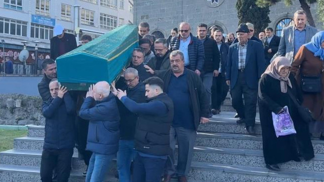 Kaza süsüyle ailesini öldürdükten sonra intihar eden doktor son yolculuğuna uğurlandı