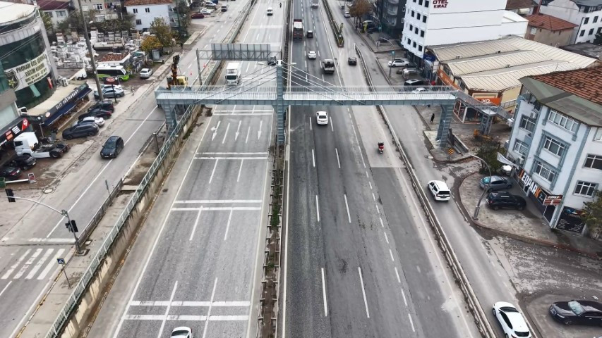 Mahkeme karar vermişti: Evin içini gösteren üst geçit 1 metre uzağa taşındı Mahkeme karar vermişti: Evin içini gösteren üst geçit 1 metre uzağa taşındı