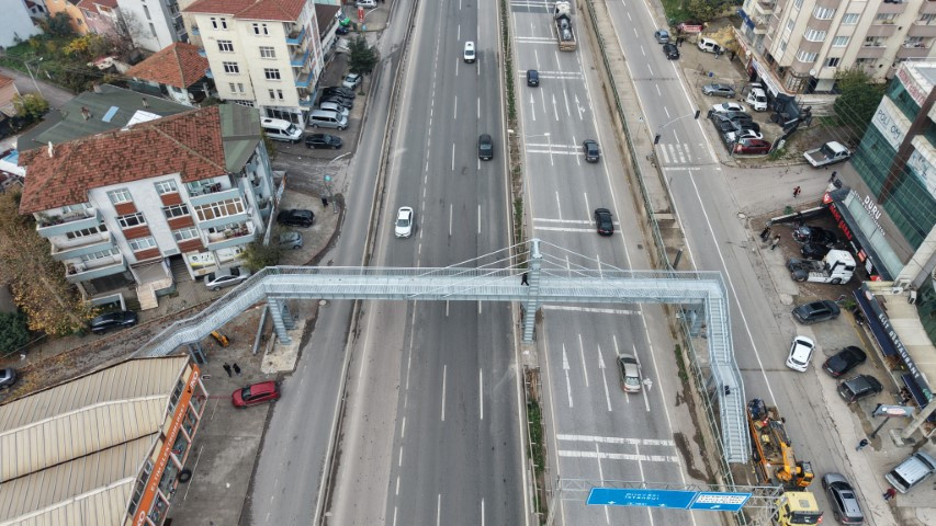 Mahkeme karar vermişti: Evin içini gösteren üst geçit 1 metre uzağa taşındı Mahkeme karar vermişti: Evin içini gösteren üst geçit 1 metre uzağa taşındı