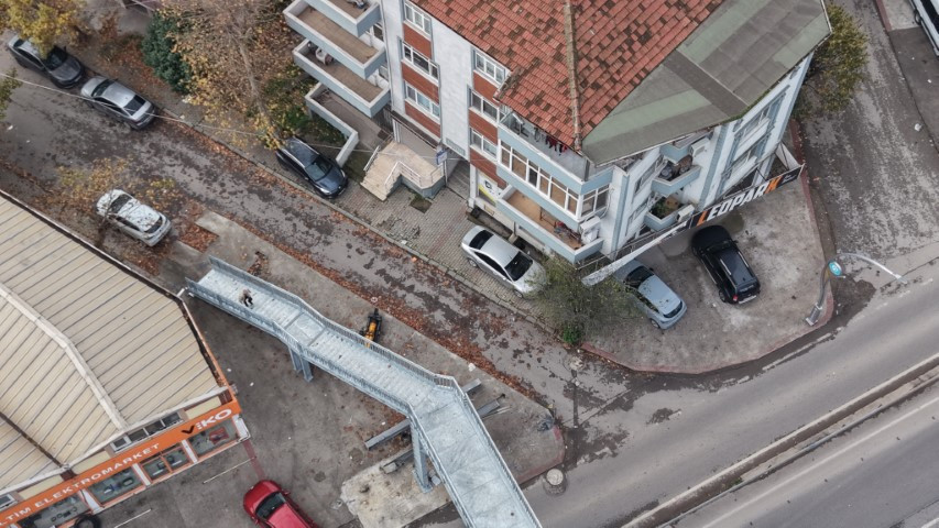 Mahkeme karar vermişti: Evin içini gösteren üst geçit 1 metre uzağa taşındı Mahkeme karar vermişti: Evin içini gösteren üst geçit 1 metre uzağa taşındı