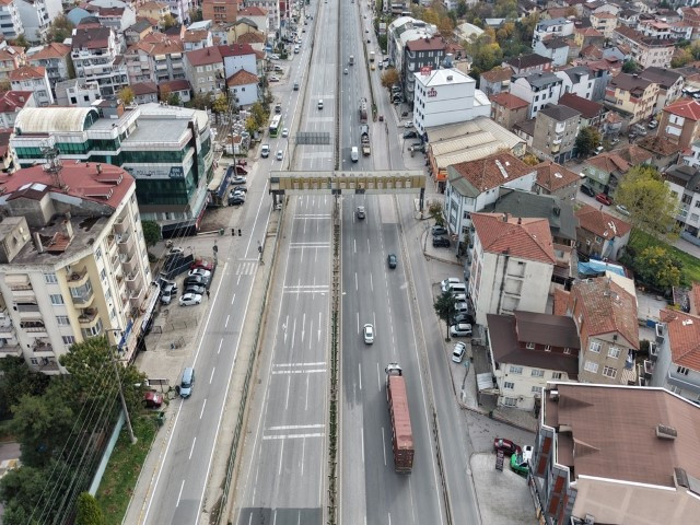 Mahkeme karar vermişti: Evin içini gösteren üst geçit 1 metre uzağa taşındı Mahkeme karar vermişti: Evin içini gösteren üst geçit 1 metre uzağa taşındı