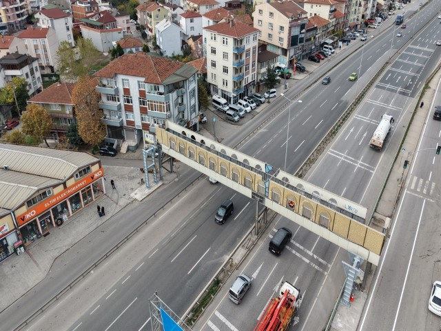 Mahkeme karar vermişti: Evin içini gösteren üst geçit 1 metre uzağa taşındı Mahkeme karar vermişti: Evin içini gösteren üst geçit 1 metre uzağa taşındı
