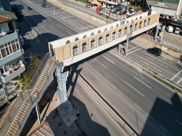 Mahkeme karar vermişti: Evin içini gösteren üst geçit 1 metre uzağa taşındı Mahkeme karar vermişti: Evin içini gösteren üst geçit 1 metre uzağa taşındı