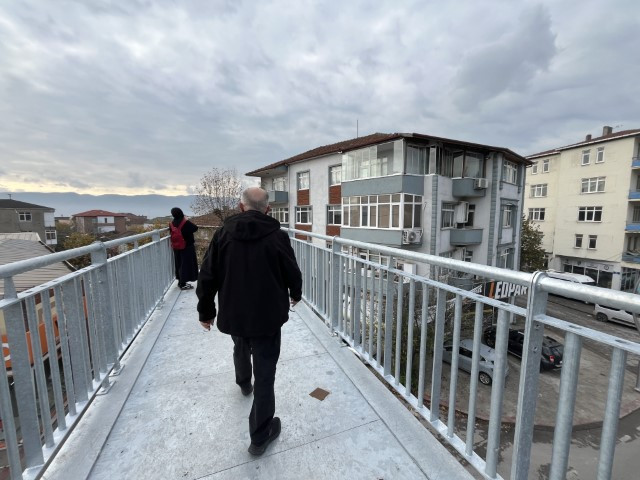 Mahkeme karar vermişti: Evin içini gösteren üst geçit 1 metre uzağa taşındı Mahkeme karar vermişti: Evin içini gösteren üst geçit 1 metre uzağa taşındı