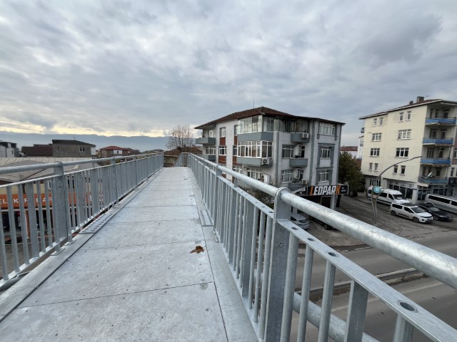 Mahkeme karar vermişti: Evin içini gösteren üst geçit 1 metre uzağa taşındı Mahkeme karar vermişti: Evin içini gösteren üst geçit 1 metre uzağa taşındı