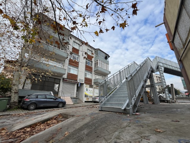 Mahkeme karar vermişti: Evin içini gösteren üst geçit 1 metre uzağa taşındı Mahkeme karar vermişti: Evin içini gösteren üst geçit 1 metre uzağa taşındı
