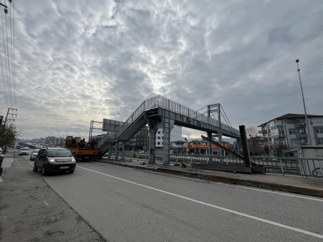 Mahkeme karar vermişti: Evin içini gösteren üst geçit 1 metre uzağa taşındı Mahkeme karar vermişti: Evin içini gösteren üst geçit 1 metre uzağa taşındı